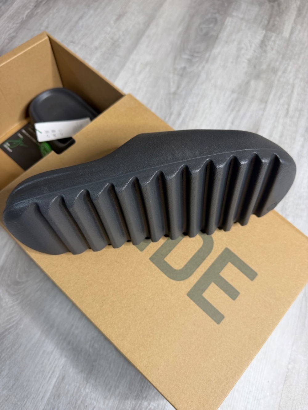 *NEW* Onyx Adidas Yeezy Slides Sizes 10,11,12,100% Authentic - Picture 5 of 10